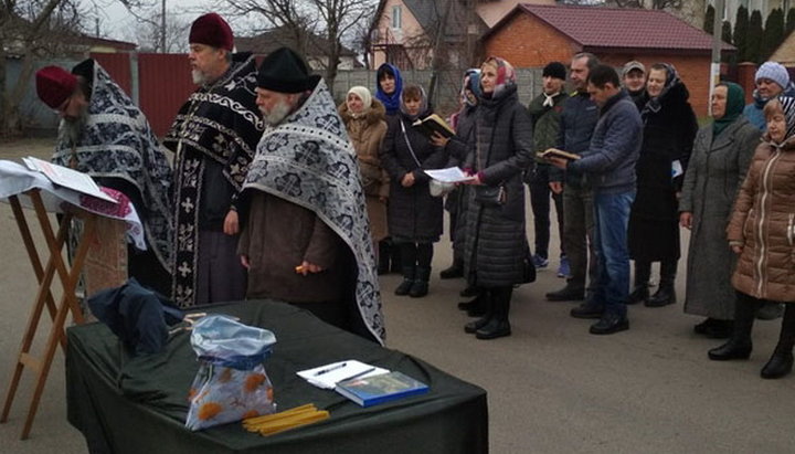 Прихожане Свято-Успенского храма села Погребы собрались для совместной молитвы на улице