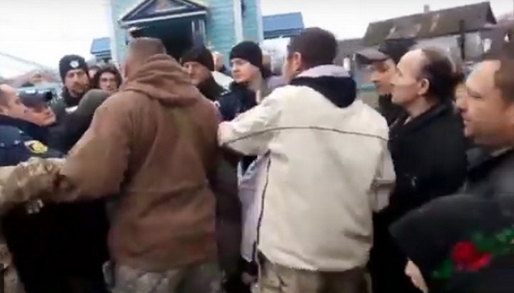 Представники УПЦ КП та активісти "Правого сектору" зрізали замки на храмі УПЦ в селі Мнишин
