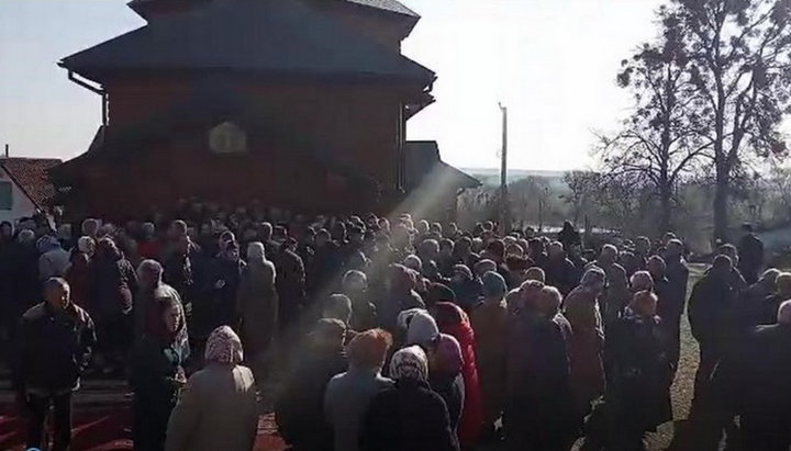 During the Sunday service, supporters of the OCU stormed the church of Saints Cosmas and Damian in Rozvazh village