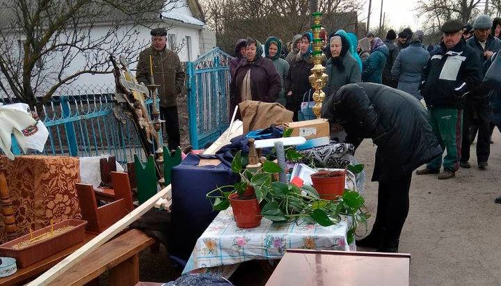 В Курозванах активисты ПЦУ взломали домовой храм УПЦ и вынесли престол на дорогу