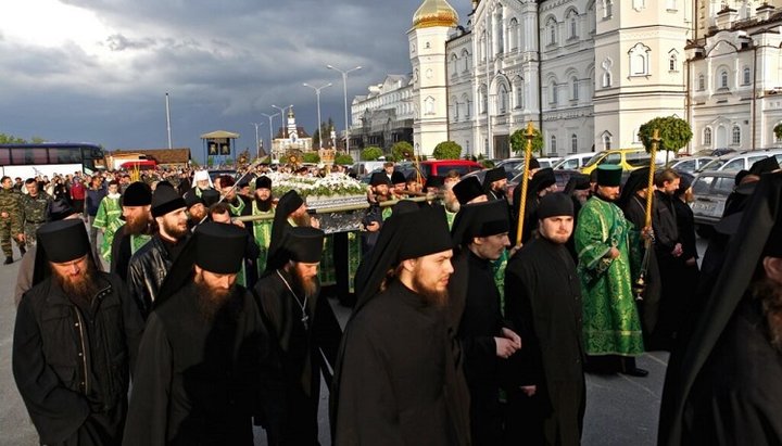 Празднования начались с многотысячного крестного хода с мощами преподобного.