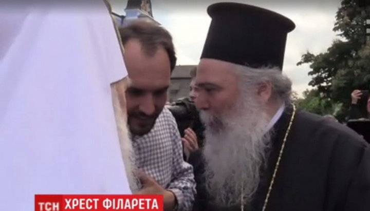 Metropolitan Amphilochius of Adrianople (Stergiou) gives regards from Patriarch Bartholomew of Constantinople. Photo: TSN