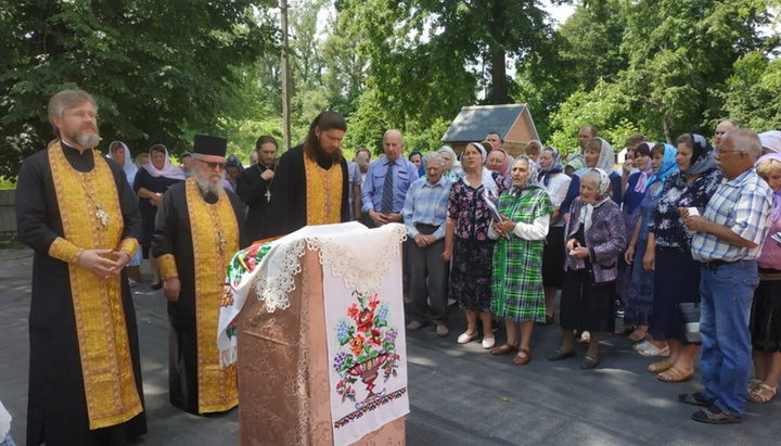 Священнослужитель Кіпрської Церкви архімандрит Нектарій відвідав парафії Тернопільської єпархії, які постраждали від церковного рейдерства. Фото: Тернопільська єпархія