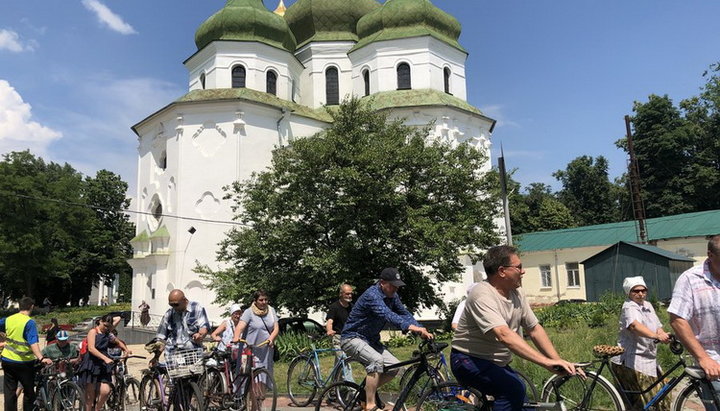 Учасники молодіжного велопаломництва відвідали 10 храмів Ніжина. Фото: Ніжинська єпархія