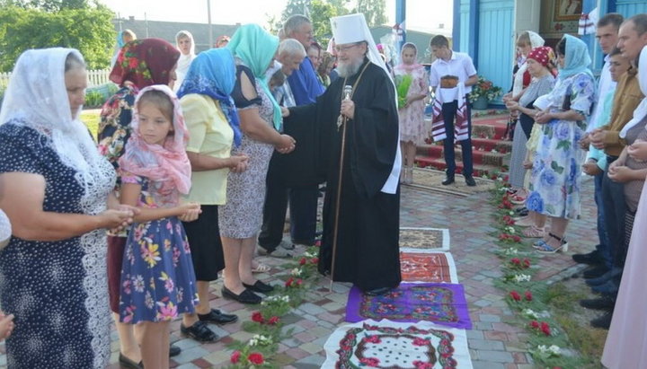 Митрополит Поліський і Сарненський Анатолій звершив Божественну літургію у Свято-Михайлівському храмі села Єльне. Фото: Сарненська єпархія