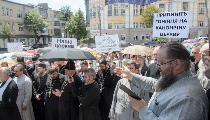 Молитвенное стояние перед зданием Винницкой ОГА в поддержку прав верующих канонической Церкви. Фото: Винницкая епархия