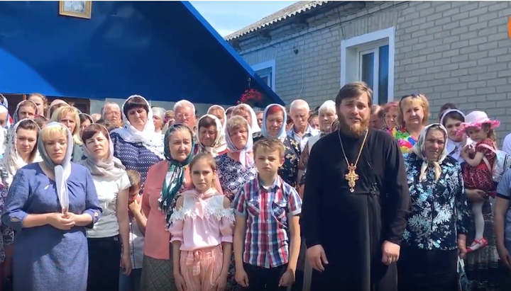 Priest Roman Geleta with parishioners of St. Nicholas church. Photo: Youtube Pravblog screenshot