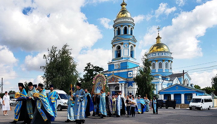 Крестный ход с Песчанской иконой Божией Матери. Фото: Изюмская епархия