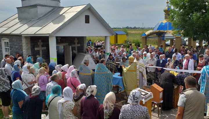 Богослужение Свято-Николаевской общины УПЦ в честь иконы Пресвятой Богородицы, явившейся верующим на источнике возле села Будятичи. Фото: СПЖ