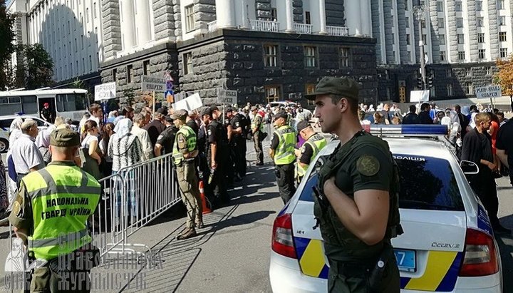 Полицейский кордон на Грушевского, 27.07.19. Фото: СПЖ