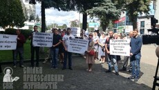 Віруючі прийшли до будівлі СБУ, де йде допит протоієрея Віктора Земляного