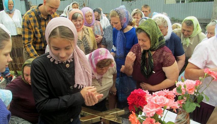 Прихожане строящейся Свято-Николаевской церкви в Луцке, чин освящения купола и крестов, 7.07.19. Фото: Волынская епархия УПЦ