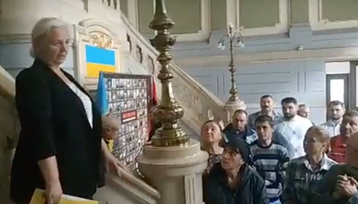 Enoriașa Bisericii Greco-Catolice Maria Filipciuk discută cu reprezentanții BOaU în Administrația Regională de Stat din Cernăuți. Imagine: canalul de YouTube "Pravoblog"