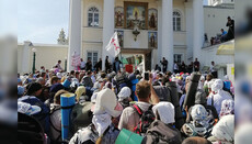 Cross procession from Kamenets-Podolsky arrives at Pochaev Lavra