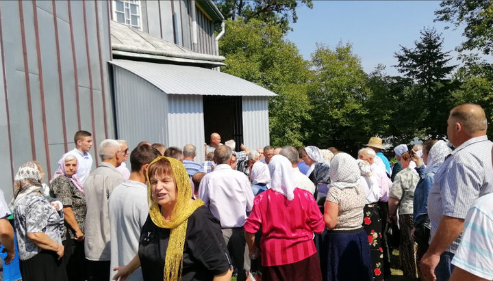 Віряни села Михальча закрили собою вхід до храму для прихильників ПЦУ. Фото: Facebook прес-служби Чернівецько-Буковинської єпархії