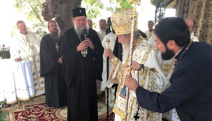 Metropolitan Meletiy hands a gift to His Eminence Pimen from the Primate of the UOC. Photo: Chernovtsy-Bukovina Eparchy