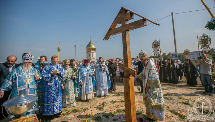 Митрополит Антоній (Паканич) біля хреста на місці нового храму. Фото: Facebook