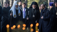 Archbishop John (Renneteau) addresses his flock