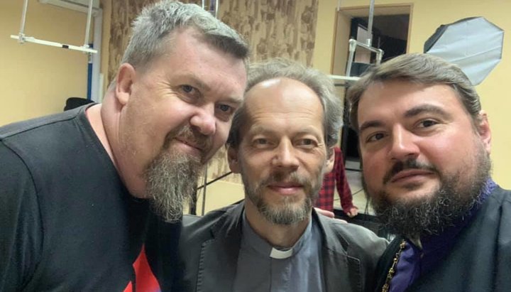 "Иерарх" ПЦУ Александр (Драбинко) с клириками своей структуры. Фото: Фейсбук