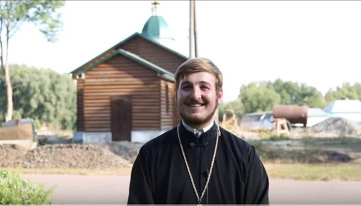 Настоятель храма в Оленовке иерей Александр Гладыш. Фото: скрин видео