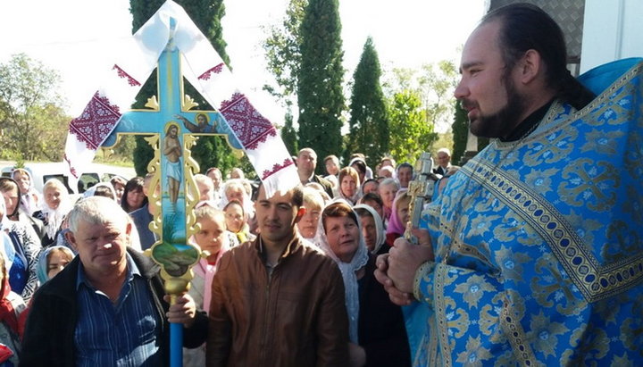 Община отобранного чиновниками храма в Ясенах отметила престольный праздник. Фото: facebook.com/orthobuk