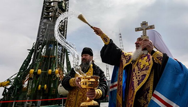 Настоятель храма в Байконуре рассказал о том, как зародилась традиция освящения ракетной техники. Фото: ria.ru