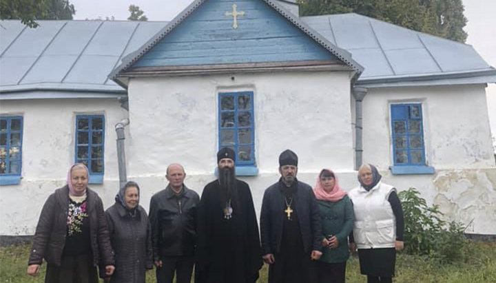 Митрополит Винницкий и Барский Варсонофий у храма в честь великомученика Георгия Победоносца. Фото: Facebook