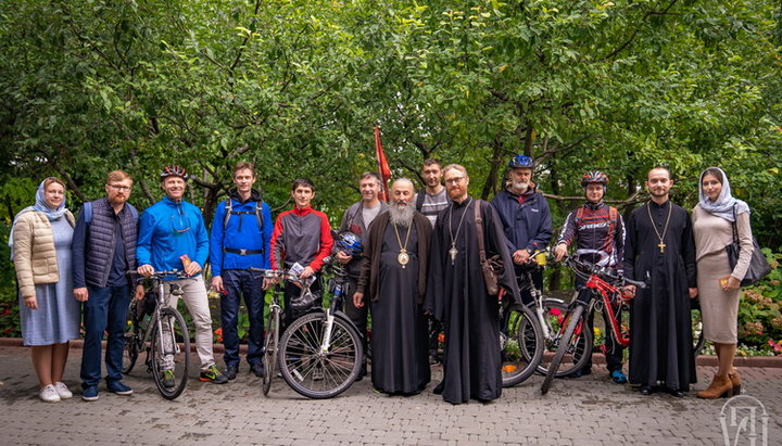 Предстоятель благословил велопробег в Святогорскую лавру. Фото: news.church.ua