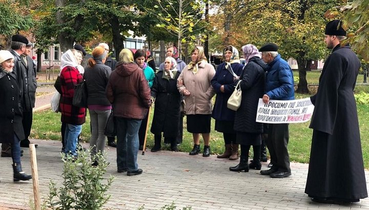 «Иеромонах» Софроний Чуприна и сторонники ПЦУ у здания Винницкого городского суда. Фото: Фейсбук