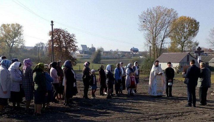 Общине захваченного храма УПЦ в Угринове нужна помощь в возведении нового