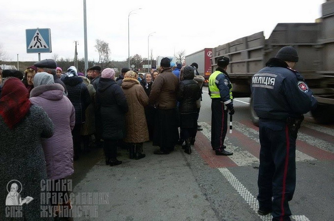 Трасса Киев-Чоп была перекрыта из-за захвата храма в с. Птичья