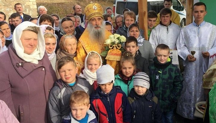 Митрополит Сергій в оточенні вірян Свято-Троїцької громади УПЦ в селі Розтоки. Фото: Тернопільська єпархія