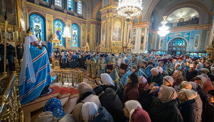 Соборное архиерейское богослужение в праздник Озерянской иконы Божией Матери, Благовещенский собор, Харьков. Фото: eparchia.kharkov.ua