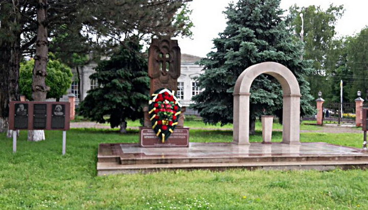 Мемориальная доска генералу Нжде (вторая слева). Фото: kuban.kp.ru