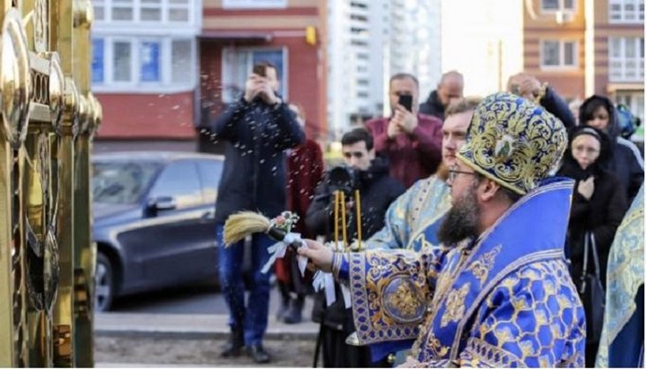 Епископ Сильвестр освятил накупольные кресты для столичного храмового комплекса. Фото: КДАиС