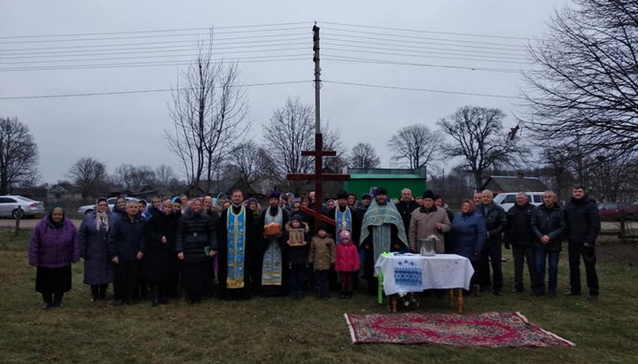 В селе Голядин освятили крест и участок под строительство нового храма. Фото: facebook.com