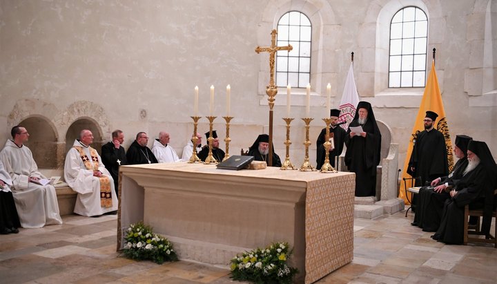 Patriarhul Bartolomeu al Constantinopolului cu călugării Athoniţi la slujbă în abaţia Notre-Dame de Saint-Remy din Rochefort. Imagine: Facebook