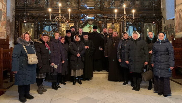 Веруючі постраждалих від рейдерства ПЦУ храмів відідали святині Румунії. Фото: spzh.news