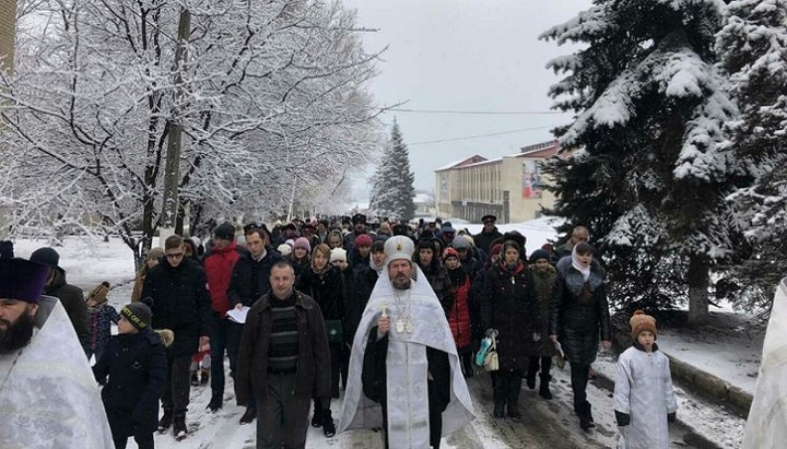 В Ровеньковской епархии УПЦ прошел юбилейный Рождественский крестный ход