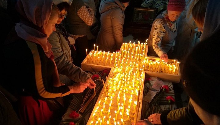 Віряни запалили свічки в пам'ять про невинно убієнних немовлят. Фото: СПЖ