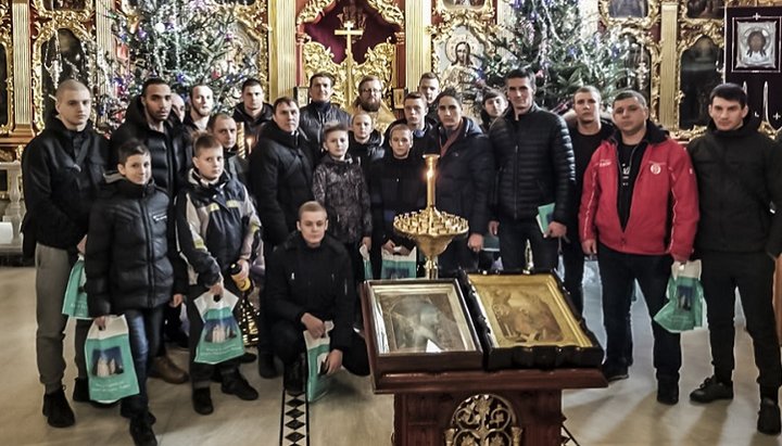 Молодые спортсмены во главе с Александром Усиком в Киево-Печерской лавре. Фото: сайт обители