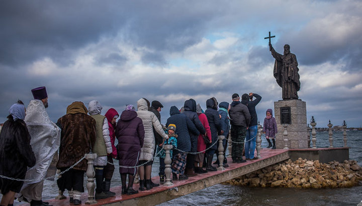 Парафіяни УПЦ біля пам’ятника святому Клименту. Фото: crimea-eparhia.ru