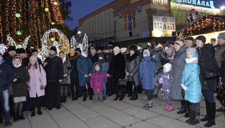 Учасники благолійного флешмобу біля центральної ялинки Рівного. Фото: СПЖ