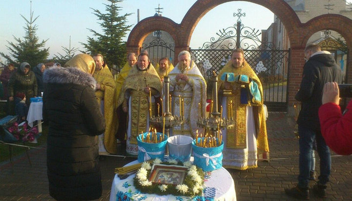 For nine months now, parishioners of the canonical Church in Budiatychi have been worshiping outdoors. Photo: spzh.news