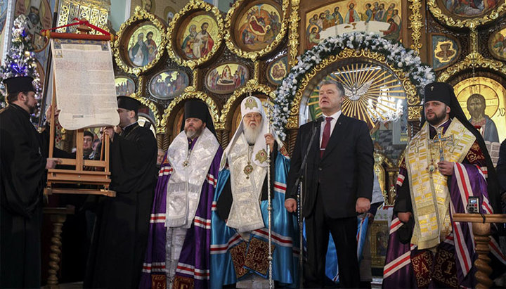 Head of the UOC-KP Filaret Denisenko and former President of Ukraine Petro Poroshenko during the Tomos tour. Photo: pravdainform.com.ua