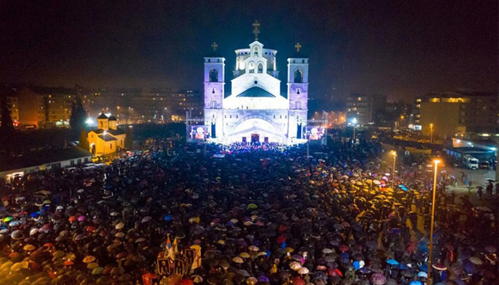 Молитвенное стояние у собора Воскресения Христова в Подгорице. Фото: mitropolija.com