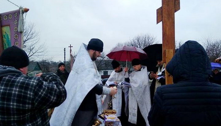 У селі Довгошії звершили освячення місця під будівництво нового храму УПЦ. Фото: rivne.church.ua