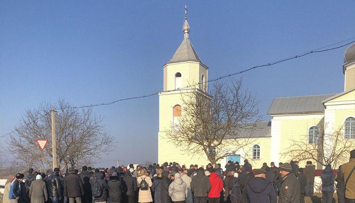 Locuitorii satului Stavniţa lângă lăcaşul Bisericii Ortodoxe Ucrainene canonice în cinstea Sfântului Mare Mucenic Dimitrie din Solun, februarie 2019. Imagine: spzh.news/ru