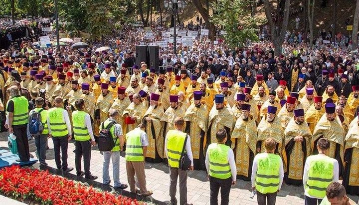 Православное Братство преподобных Антония и Феодосия Киево-Печерских на послушании. Фото: lavra.ua