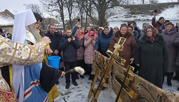 În s. Onișkivți au fost sfințite crucile bisericii, construite în locul celei capturate. Imagine: facebook.com